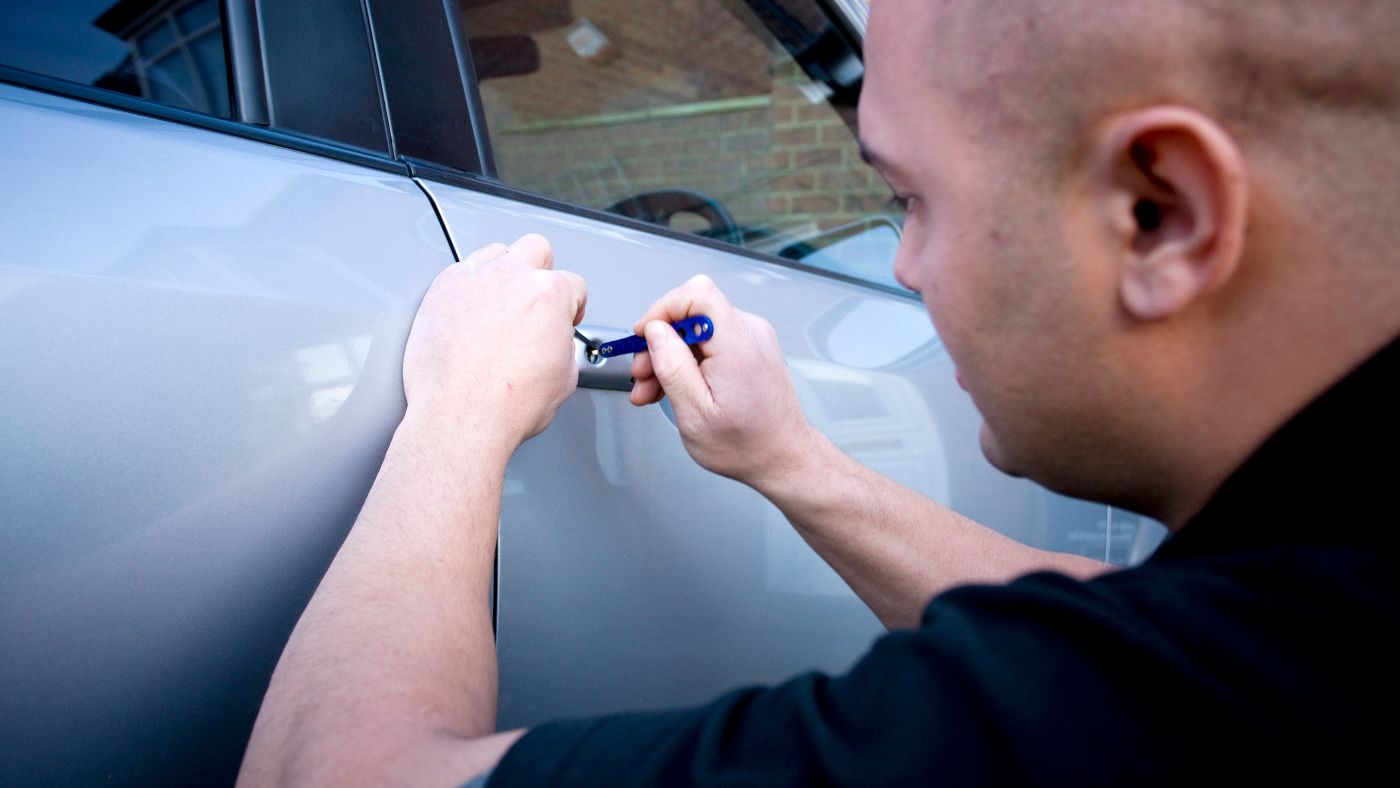 Navigating the Process of Choosing an Auto Locksmith Near Me